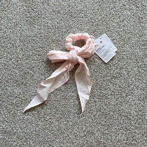 NWT Lululemon Uplifting Scrunchie